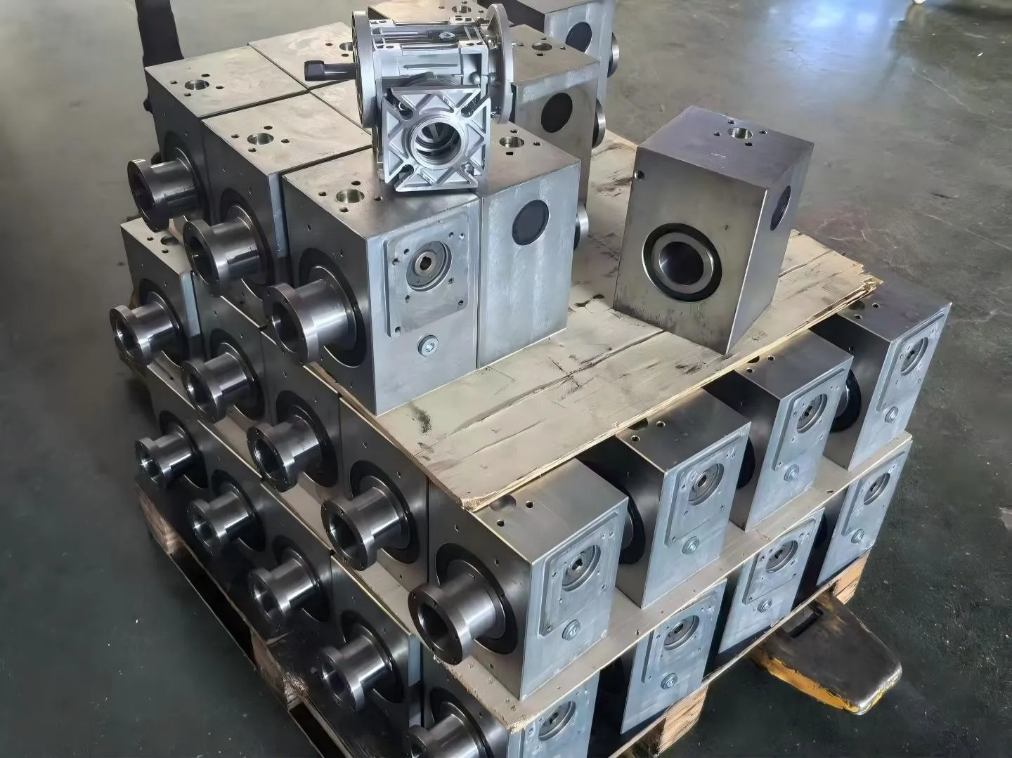 Pallet loaded with fully assembled stainless steel gearboxes, showcasing LiuDrive's mass production and OEM supply capacity for global distributors.
