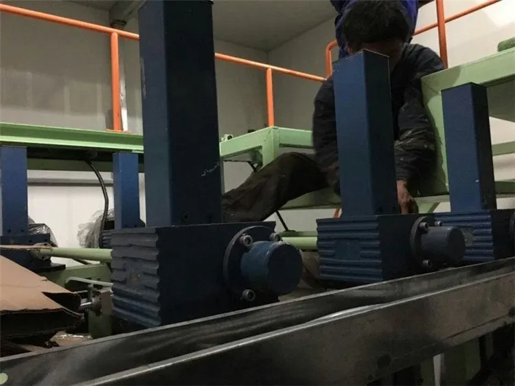 Precision Screw Jacks Integrated in Plastic Extrusion and Processing Machinery for Mold Adjustment.