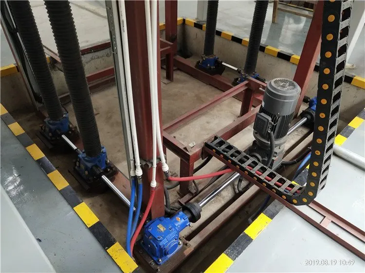 Synchronized Screw Jack System with Protective Bellows for Dusty Environments in Ceramic Production Lines.