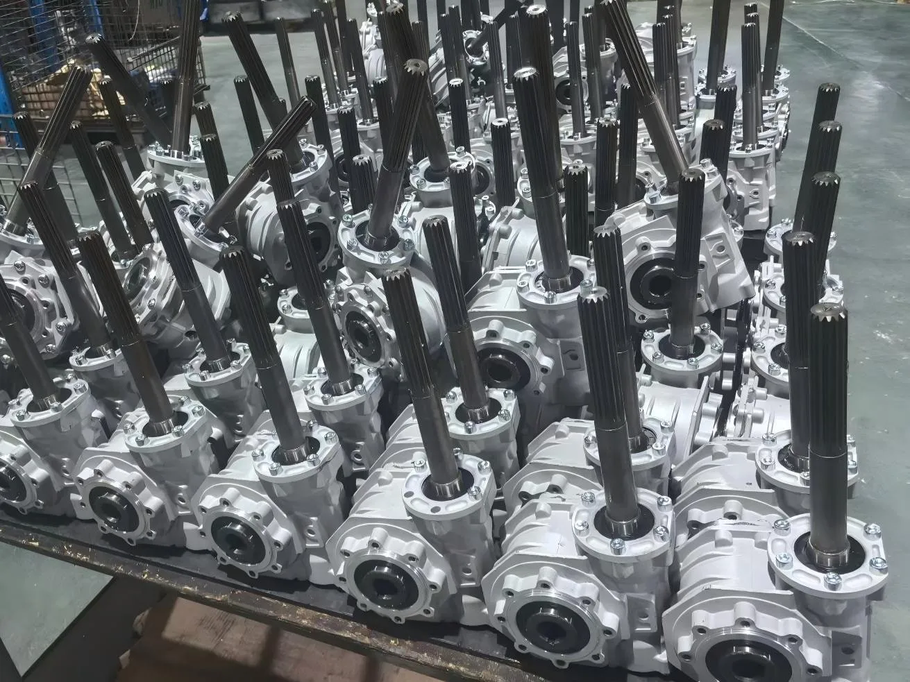 Mass production of specialized stainless steel gearboxes featuring extended splined shafts, engineered for heavy-duty mixing and hygienic applications.