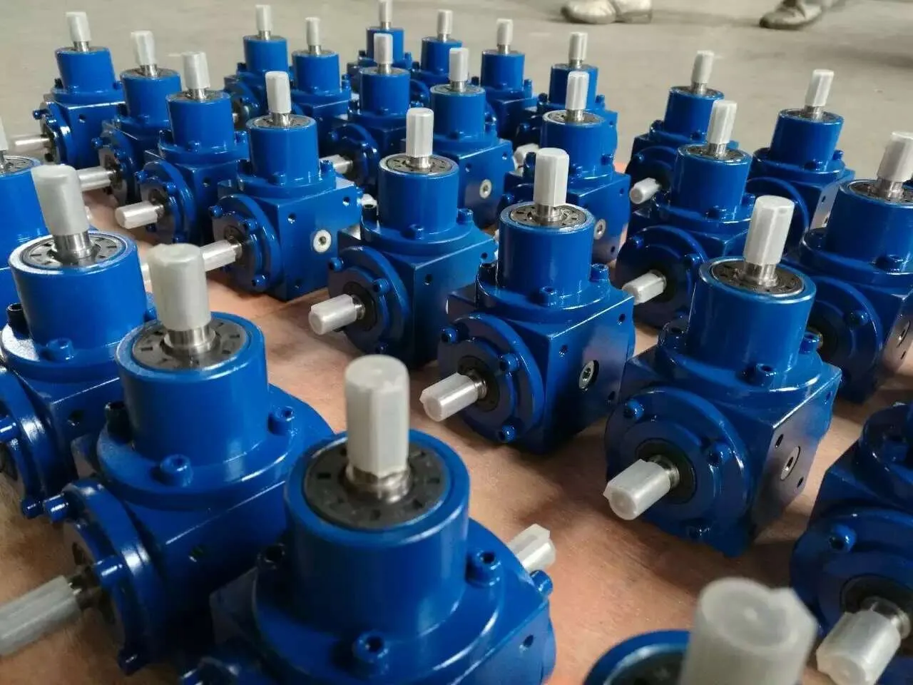 Large inventory of standard screw jacks in LiuDrive warehouse ensuring 3-day delivery.